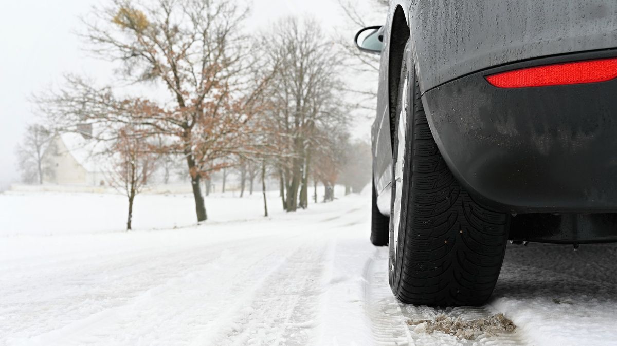 Sníh překvapil polovinu řidičů, letní obutí je přitom může přijít draho